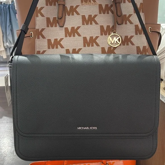 MICHAEL KORS
Cooper Messenger Laptop Bag
Black
 NWT - Picture 1 of 16